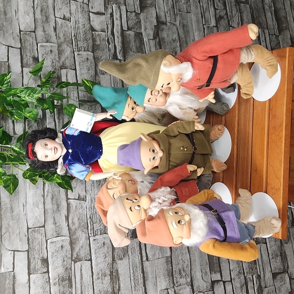 Ashton Drake Snow White & 7 Dwarfs Porcelain Doll Set - Picture 4 of 13